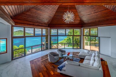 Fabulous 5BR - HUGE Pool/Deck & AMAZING VIEWS! 7 mins from Red Hook!