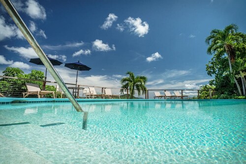 Fabulous 5BR - HUGE Pool/Deck & AMAZING VIEWS! 7 mins from Red Hook!