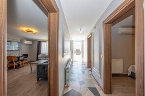 Habitación familiar con 2 camas individuales | Caja de seguridad en la habitación y escritorio