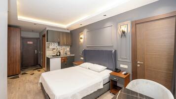 Exclusive Studio | In-room safe, desk, laptop workspace, blackout drapes