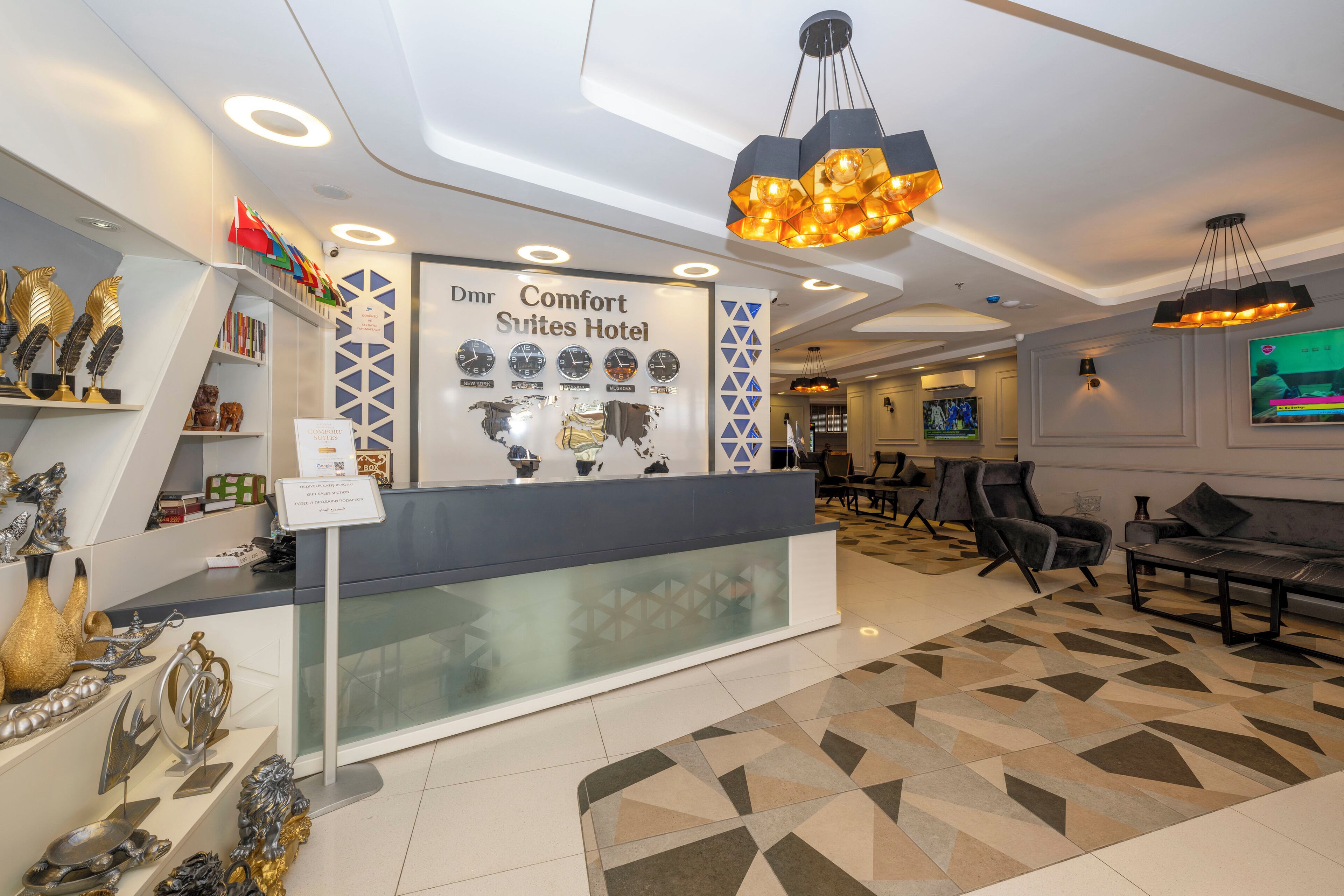 Un área de recepción con diseño moderno, que incluye un mostrador de recepción, un mapa mundial decorativo y diversos objetos ornamentales.