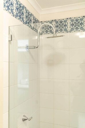 Douche, articles de toilette écologiques, sèche-cheveux, savon