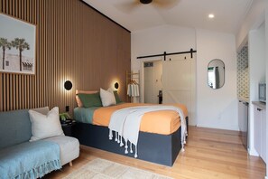 Escritorio, tabla de planchar con plancha, wifi gratis y ropa de cama 