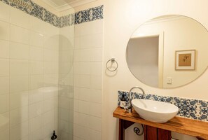 Ducha, artículos de tocador ecológicos, secador de pelo, toallas