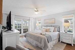 3 bedrooms, iron/ironing board, free WiFi, bed sheets - Luxury Waterfront Retreat: Heated Pool, Hot Tub, Direct Gulf Access & Game Room! (Cape Coral)