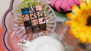 Una ciotola di vetro con un pezzo del puzzle al centro, circondata da una tazza bianca con una faccina sorridente.