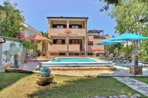 "Villa Dolce Vita" up to 9 beds with private garden and swimming pool