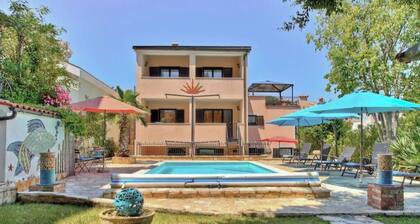 "Villa Dolce Vita" up to 9 beds with private garden and swimming pool
