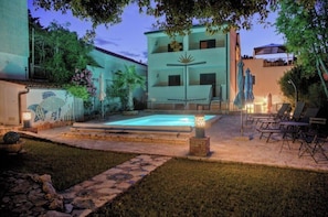 Piscina all'aperto, una piscina riscaldata