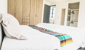 3 slaapkamers, een strijkplank/strijkijzer, wifi, beddengoed