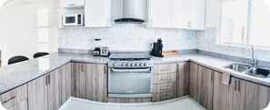 Frigorifero, microonde, forno, piano cottura