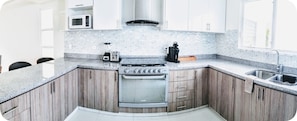 Frigorifero, microonde, forno, piano cottura
