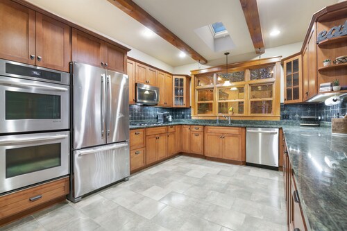 The Bolton House - 5 BR 3.5 BA Home with Hot Tub