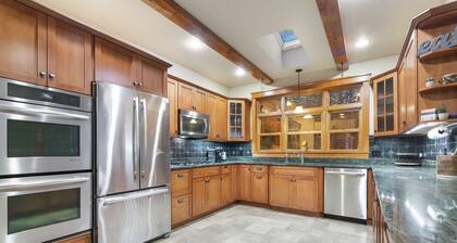 The Bolton House - 5 BR 3.5 BA Home with Hot Tub