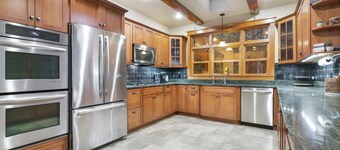 The Bolton House - 5 BR 3.5 BA Home with Hot Tub