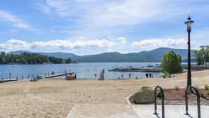 Ein Strand mit einem Steg, einer Anlegestelle und einem Laternenpfahl.