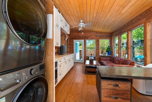 Boho-Ranch Retreat in Hip East Austin w Hot Tub and Cowgirl pool.