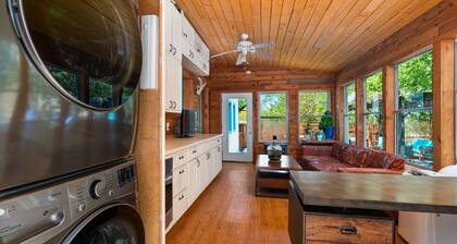 Boho-Ranch Retreat in Hip East Austin w Hot Tub and Cowgirl pool.