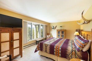 2 bedrooms, free WiFi, bed sheets - Remodeled Penthouse/On Shuttle Route to the Slopes/Shared Hot Tub (Keystone)