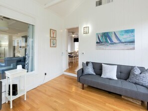 Smart TV, table tennis - "Your seaside sanctuary: Where Cape Cod charm meets coastal bliss!" (Hyannis)