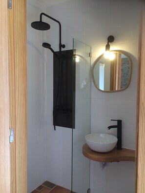 Dusche, Haartrockner, Handtücher, Seife