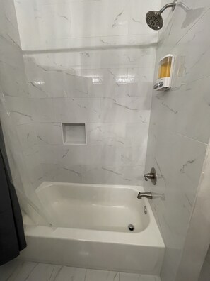 Duschwanne, Handtücher, Seife, Toilettenpapier
