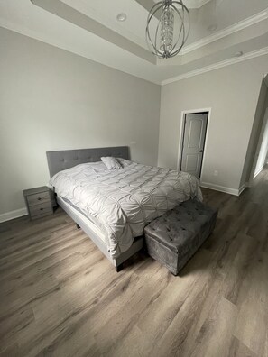 3 عدّة غرف نوم ومكواة/لوح كي وواي فاي مجانًا وملاءات أسرّة