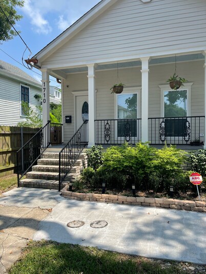 Jazzfest Spot blocks from Fairground 3Bdrm 2 1/2 Bath  