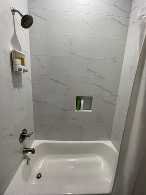 Duschwanne, Handtücher, Seife, Toilettenpapier