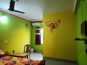 Egyptian cotton sheets, premium bedding, desk, bed sheets - Sun Plaza Lodge Konark (Puri)