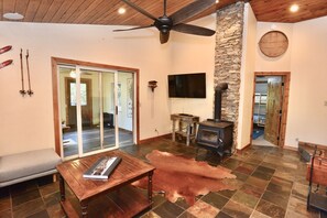 Interior - Bearadise - Pet friendly - Walk to Downtown McCall - Hot Tub - WiFi - Sleeps 10 (McCall)