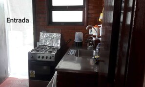 Geladeira, cooktop, cafeteira/chaleira