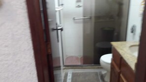Chuveiro, papel higiênico