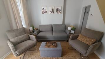 Smart TV, libros y oficina