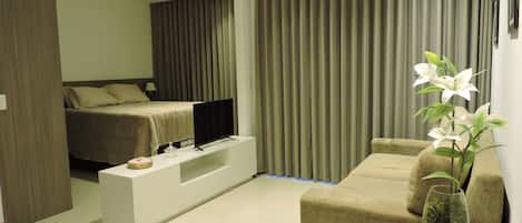 1 chambre, coffre-fort, bureau, fer et planche Ă repasser