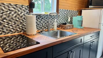 Geladeira, micro-ondas, cooktop, cafeteira/chaleira