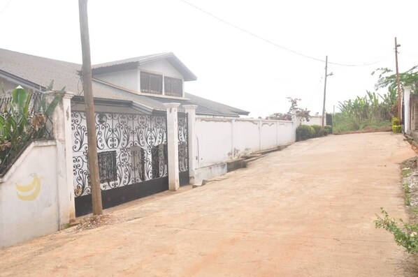 المنطقة المحيطة بالمنشأة