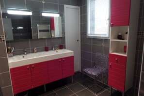 Bathtub, hair dryer, towels