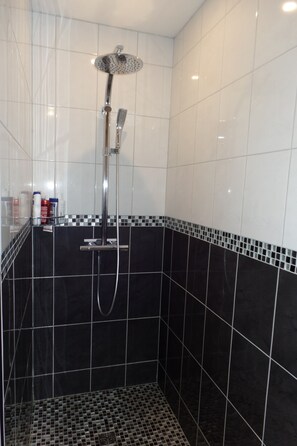 Bathtub, hair dryer, towels - HOUSE with SWIMMING POOL, QUIET AREA NEAR DOWNTOWN LA ROCHELLE (La Rochelle)