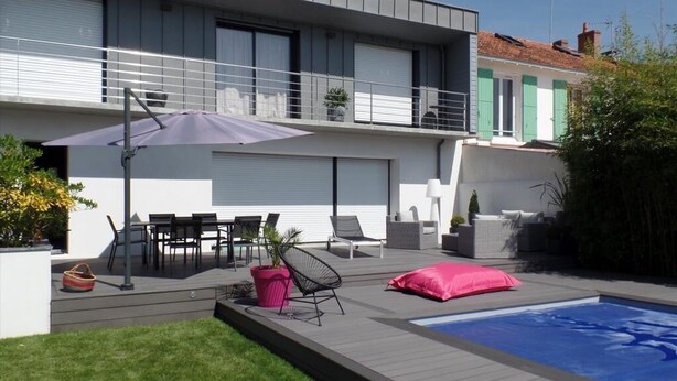 A modern two-story house with a swimming pool, outdoor seating, and a covered patio area. - HOUSE with SWIMMING POOL, QUIET AREA NEAR DOWNTOWN LA ROCHELLE (La Rochelle)