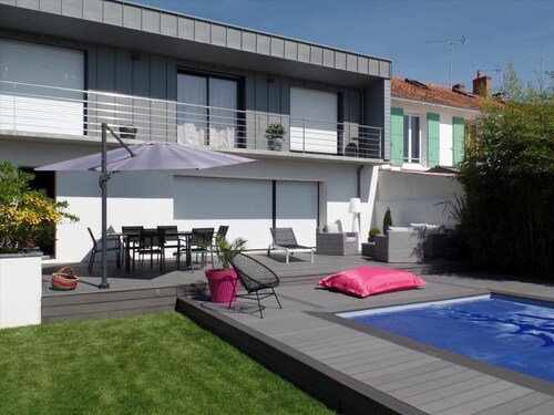 HOUSE with SWIMMING POOL, QUIET AREA NEAR DOWNTOWN LA ROCHELLE