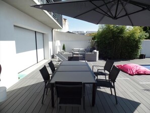 Outdoor dining - HOUSE with SWIMMING POOL, QUIET AREA NEAR DOWNTOWN LA ROCHELLE (La Rochelle)