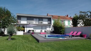 A modern two-story house with a swimming pool, a covered patio, and a small garden. - HOUSE with SWIMMING POOL, QUIET AREA NEAR DOWNTOWN LA ROCHELLE (La Rochelle)