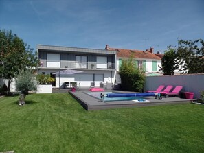 Outdoor pool - HOUSE with SWIMMING POOL, QUIET AREA NEAR DOWNTOWN LA ROCHELLE (La Rochelle)