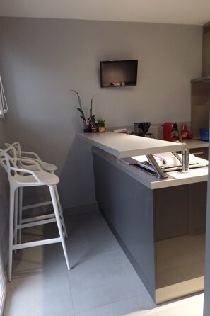 Fridge, microwave, oven, stovetop - HOUSE with SWIMMING POOL, QUIET AREA NEAR DOWNTOWN LA ROCHELLE (La Rochelle)
