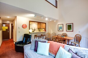 Apartment (2 Bedrooms) | Living area | Fireplace, table tennis - 85SW - Fireplace - WiFi - Washer/Dryer - Dishwasher - Sleeps 4 (Deming)