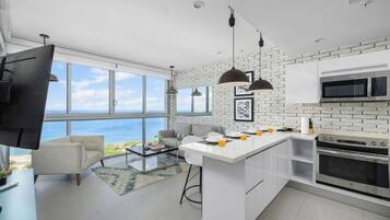 Refrigerador, microondas, horno y parrilla de estufa