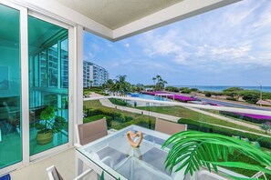 Outdoor dining - Lucky in life... Enjoy the Ocean View (Noord)