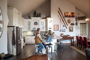 Fridge, microwave, oven, stovetop - The Great Escape ~ Sunsets + Hot Tub Bliss (Shaver Lake)