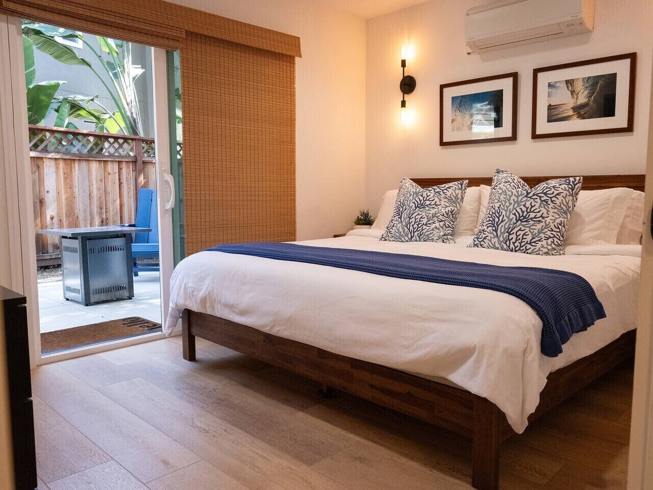 2 dormitorios, tabla de planchar con plancha, cuna de viaje